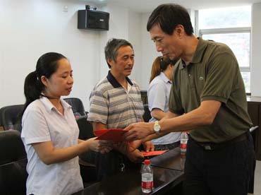 省總工會黨組書記、副主席陳震一行到順昌虹潤精密儀器有限公司慰問困難職工